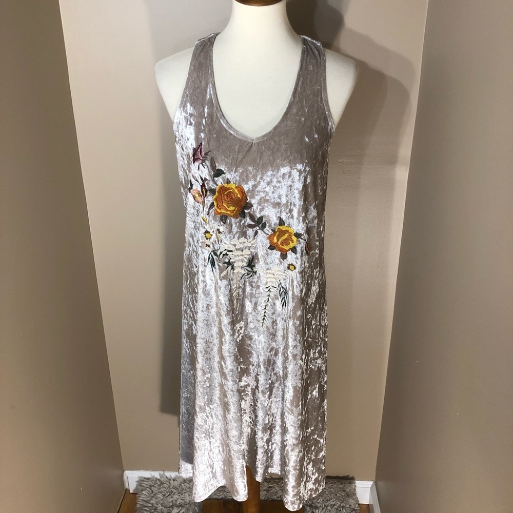 🌟NWT🌟mystree Velvet Dress with Floral Embroidery